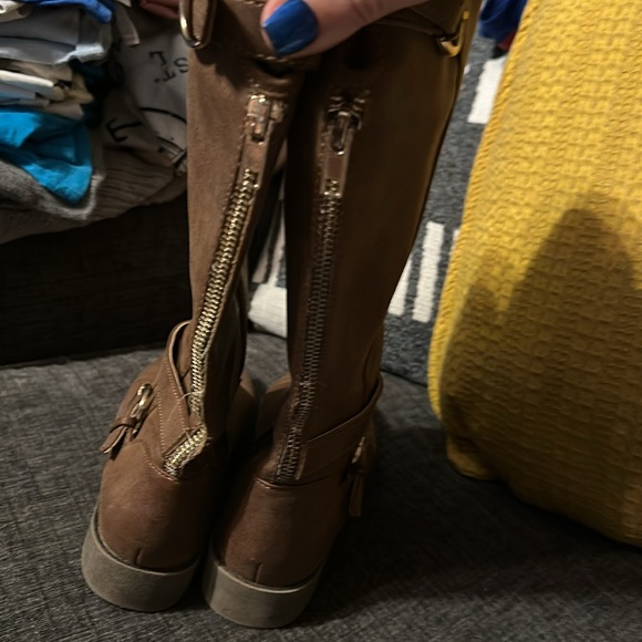 Wonder Nation girls boots, size 1, in very good used condition. - Picture 2 of 3